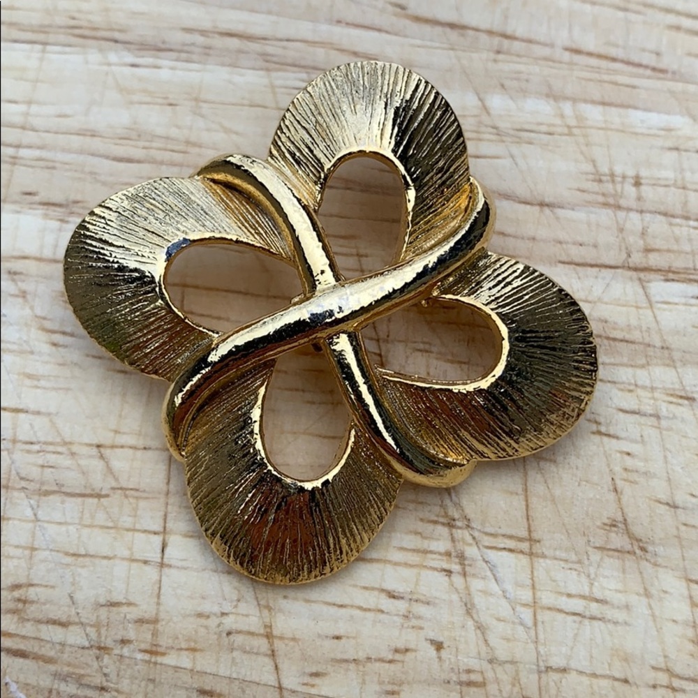 Vintage Brooch by GERRYS gold tone clover pin